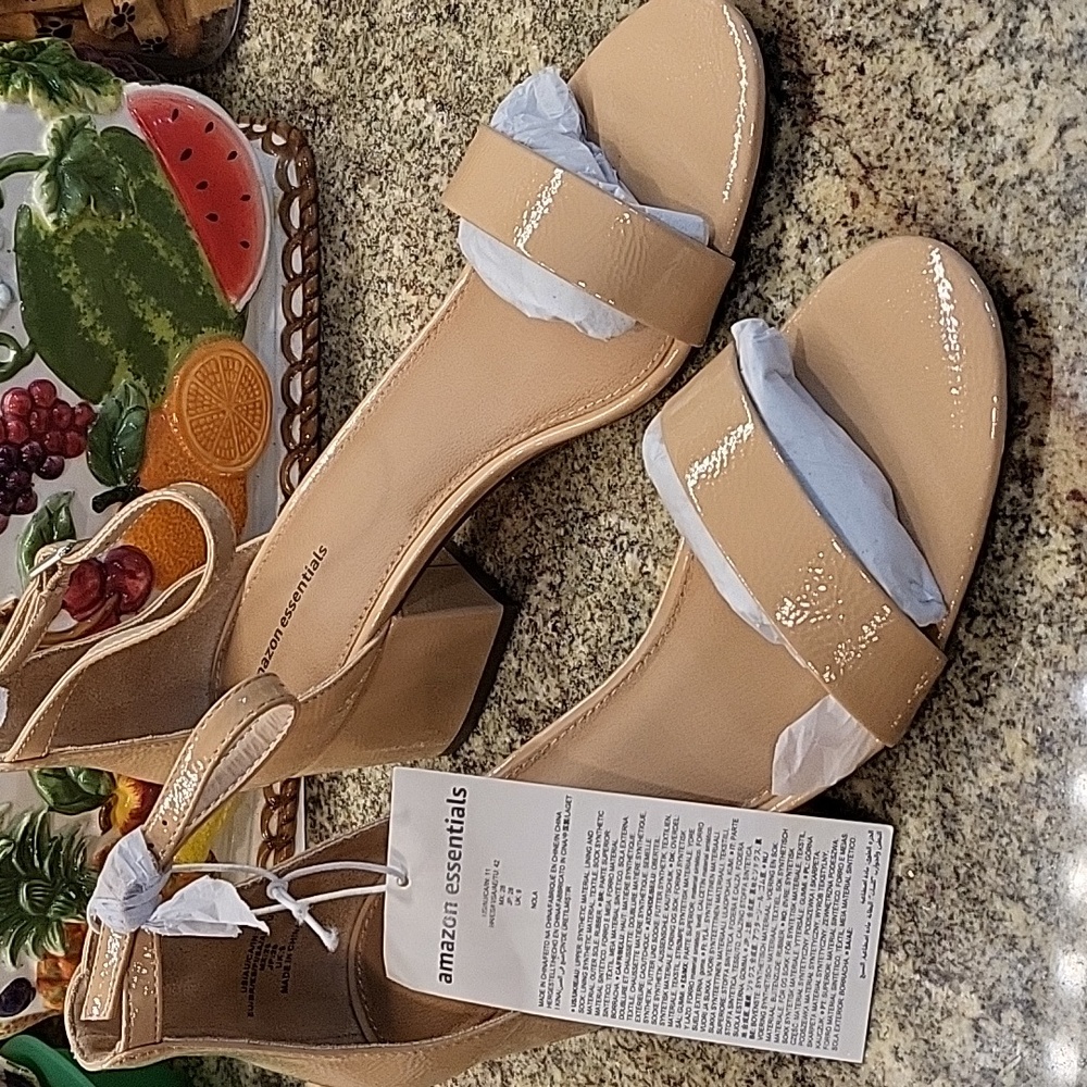 Amazon Essentials Nude Patent Block Heel Sandals with Ankle Strap